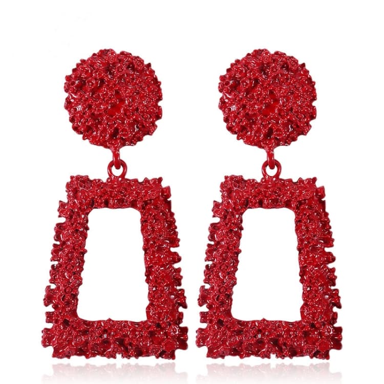 Orecchini geometrici trapezoidali lunghi in metallo con effetto scrub esagerato (rosso)