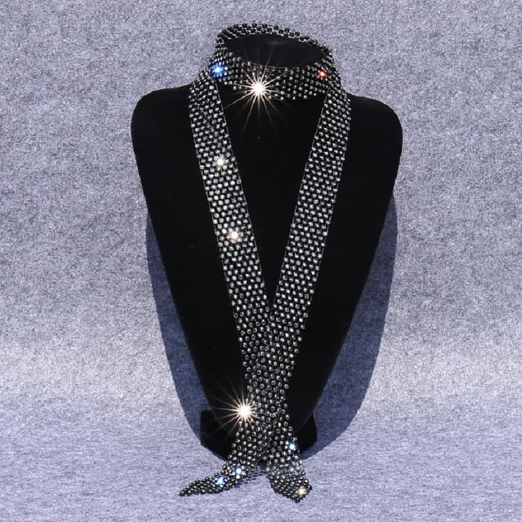 Accessori per costume da ballo con fiocco nero diamante su donne nere con strass e paillettes