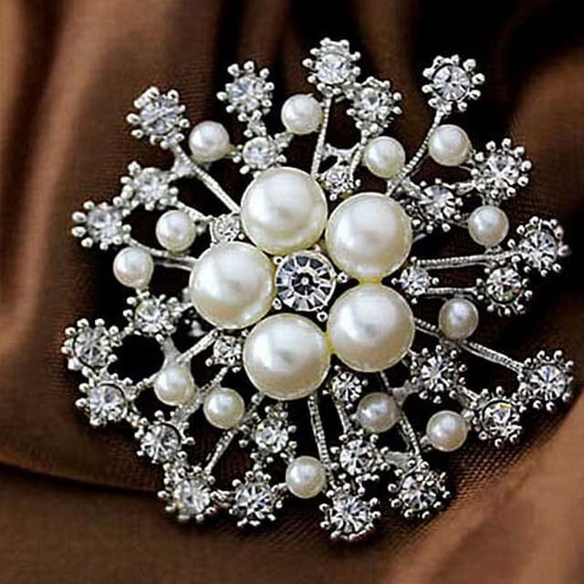 Spilla a forma di fiocco di neve grande con perle imitazione e cristalli di strass per donna (Bianco)